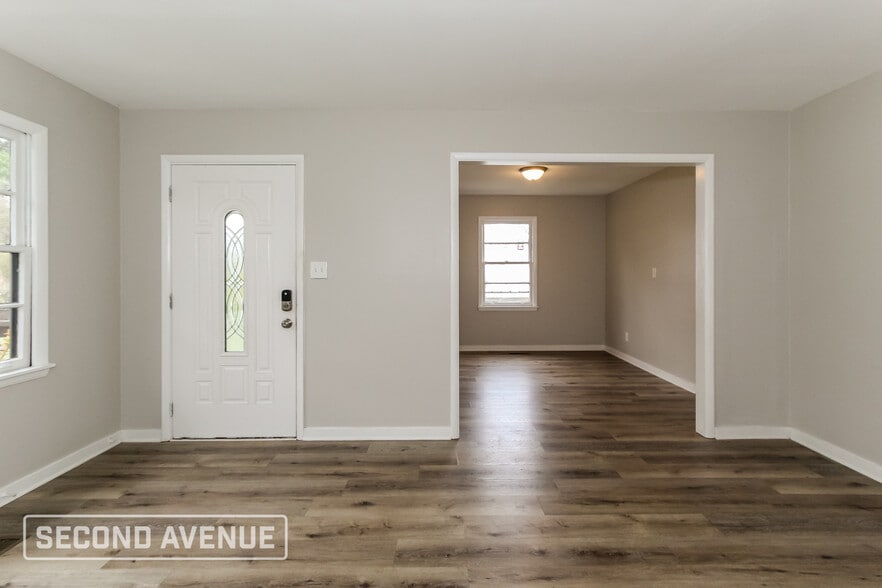 Building Photo - 1924 Portage Ave