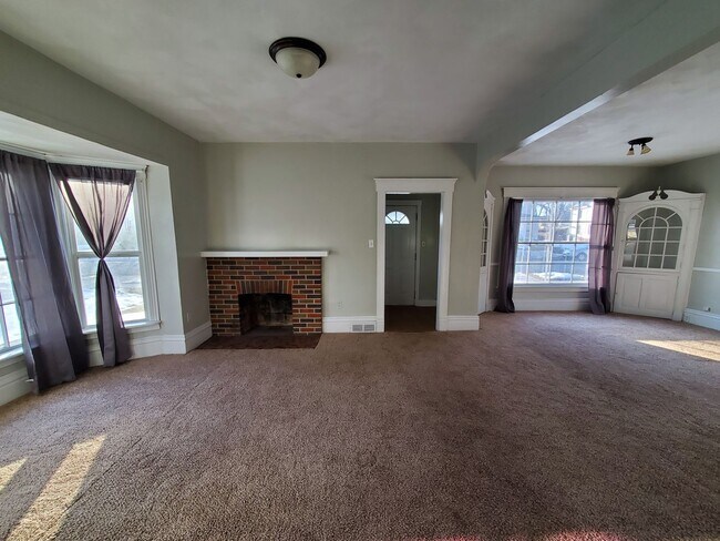 Building Photo - 4 Bedroom House for June 1st