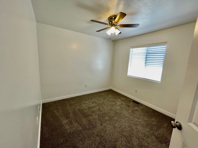 Building Photo - Adorable 3-Bedroom Townhome with 2-Car Garage in Cedar City