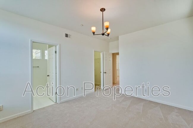 Building Photo - 146 Holly Ct