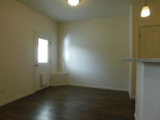 Building Photo - Townhome Near Shopping