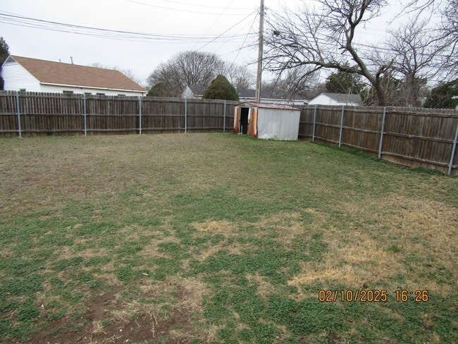 Building Photo - New listing! 3 bedrooms/1 bath/garage with carport