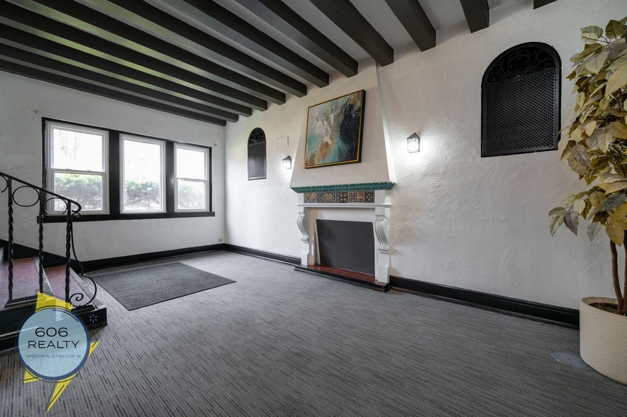 Building Photo - 4903 N Christiana Ave