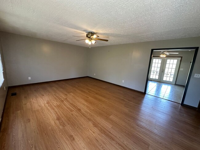 Building Photo - Charming 3 bedroom 2 bathroom home