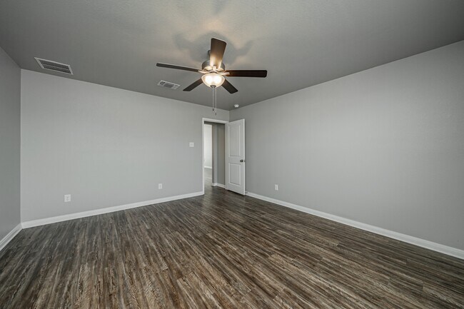 Building Photo - 525 Fallbrook Dr