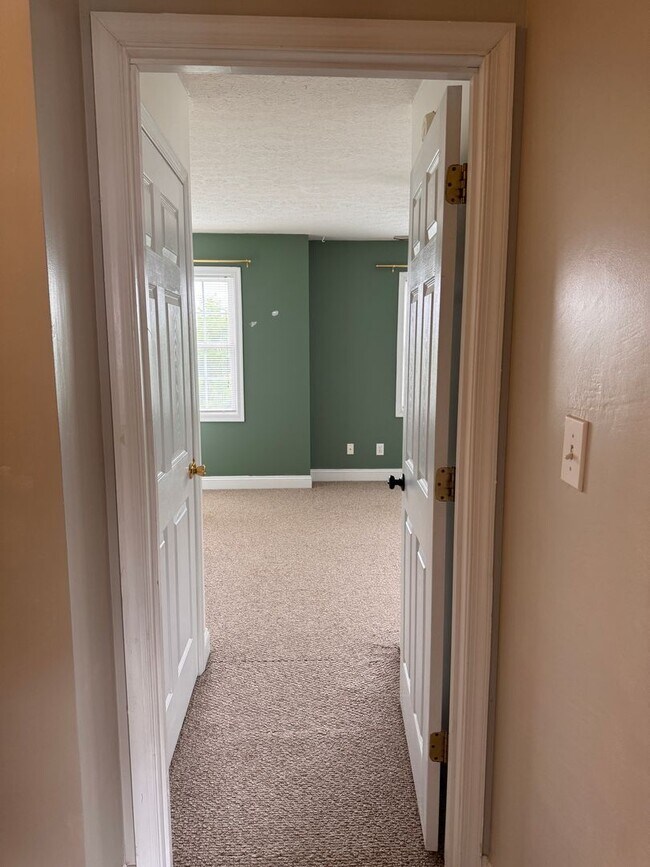 Building Photo - 3 Bedroom || 2 Full Bathroom & 2 Half Bath...