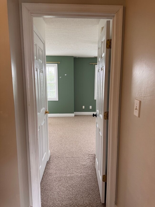 Building Photo - 3 Bedroom || 2 Full Bathroom & 2 Half Bathroom Townhome