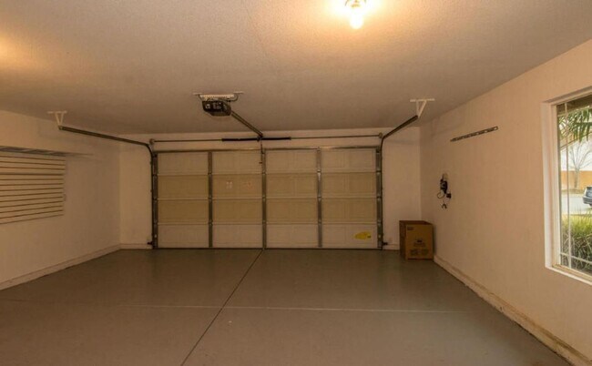 Building Photo - $300 Move in Special - Beautiful South Red...