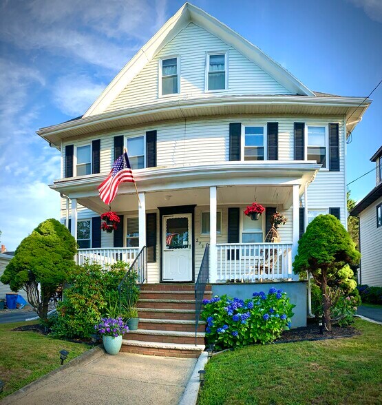Primary Photo - 293 Main St