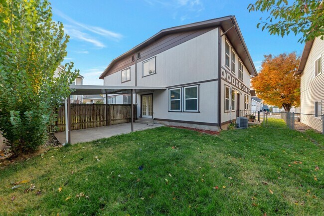 Building Photo - 2 Story Pet Friendly Duplex - 3 Bed - 2.5 Bath - Available on June 3rd!