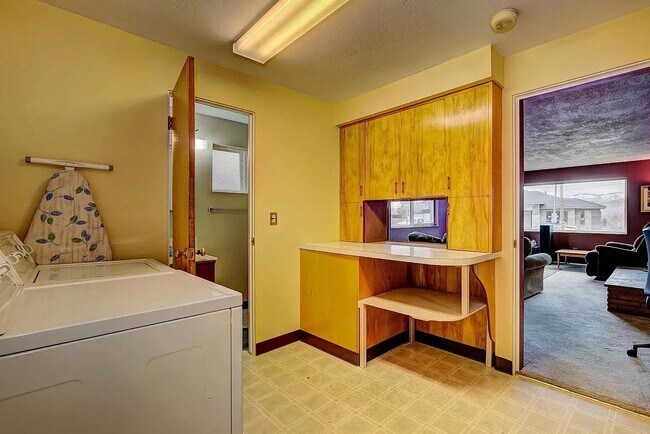 Building Photo - 3411 W Hillcrest Dr