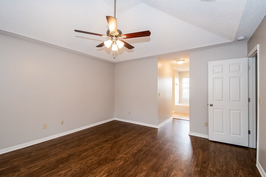 Building Photo - 8244 International Village Dr