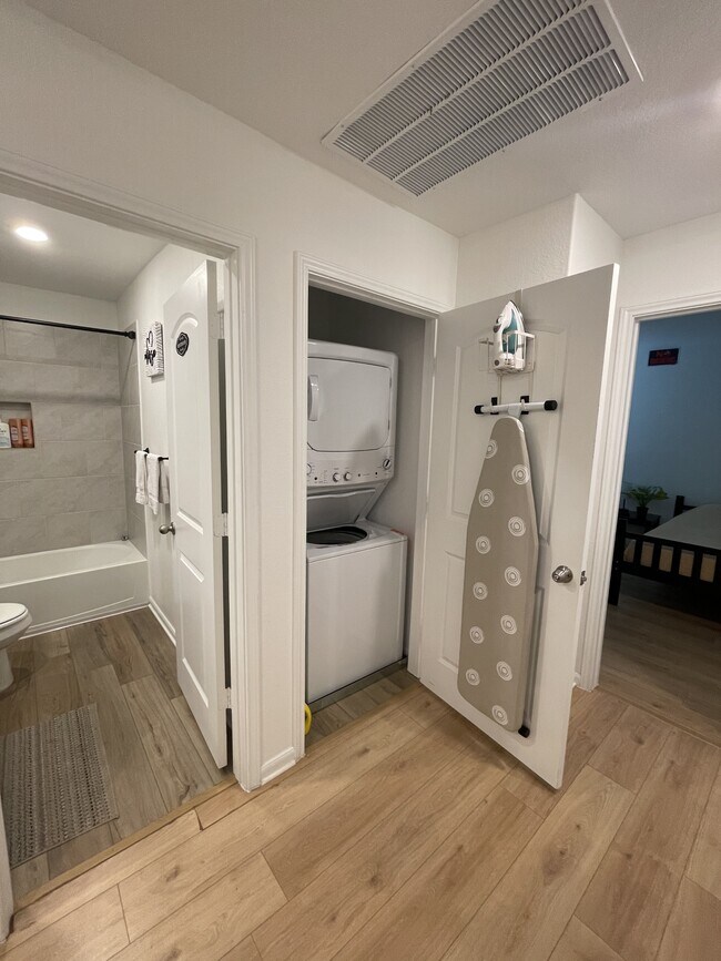 Building Photo - 10829 Emerick St