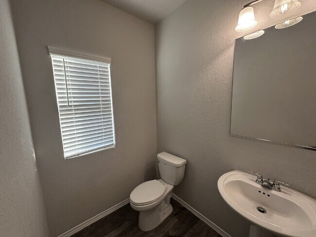 Building Photo - Spacious 5 Bedroom, 3.5 Bath Home with 2,6...