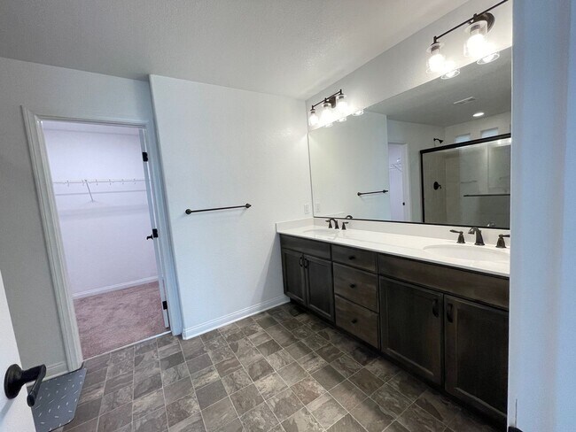 Building Photo - 3 Story house 4 bedroom / 3.5 bath, Southwest