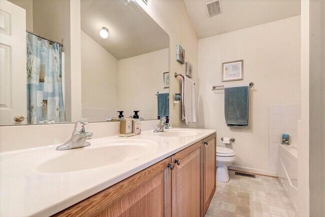 Building Photo - Extremely well maintained END UNIT townhou...