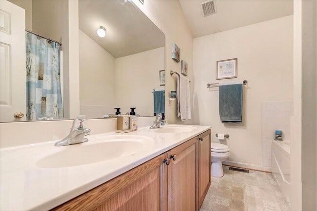 Building Photo - Extremely well maintained END UNIT townhouse in Ballenger creek available before the holidays!