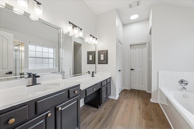 Building Photo - 11207 Briscoe Ln