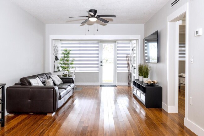 Primary Photo - Fully Remodeled & Furnished 1 Bedroom Condo