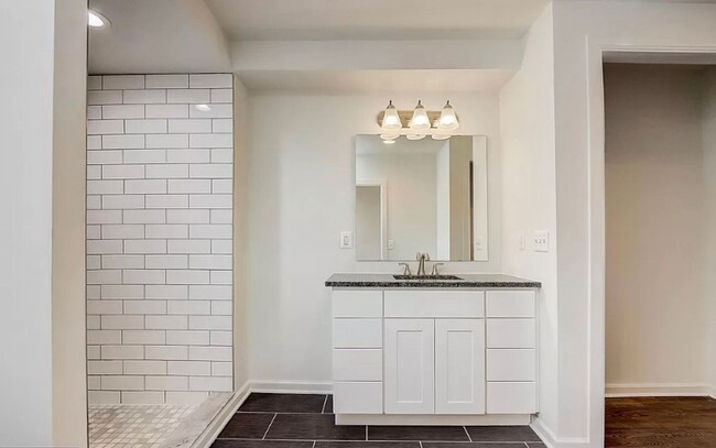 Building Photo - Bright 3-Bed, 2.5-Bath Gem Next to Patters...
