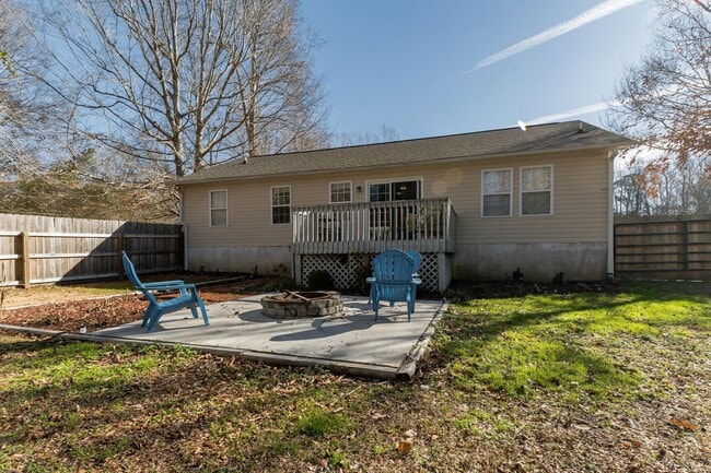 Building Photo - GREAT PRICE! Move-In Ready 3-Bedroom Home Near Camp Lejeune
