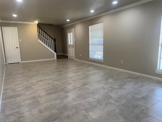 Building Photo - 8110 Green Devon Dr