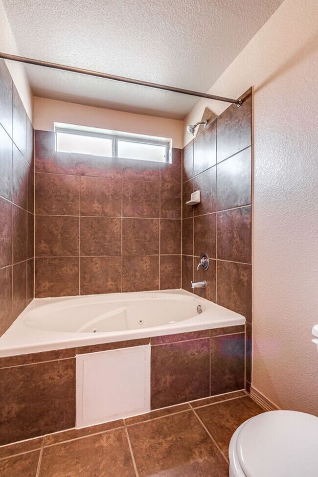 Building Photo - Prestigious Northeast Rental Home w/ Refri...