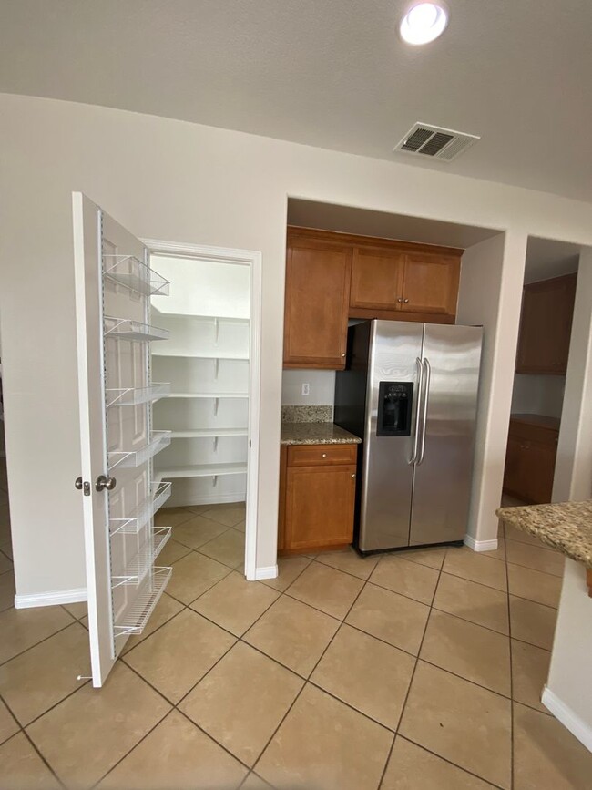 Building Photo - Beautiful 5 Bedroom Home in Murrieta Available!