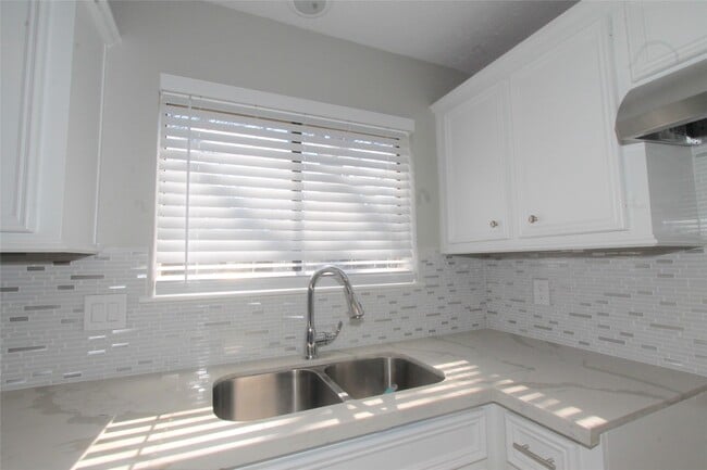 Building Photo - 4611 Silver Fox Dr