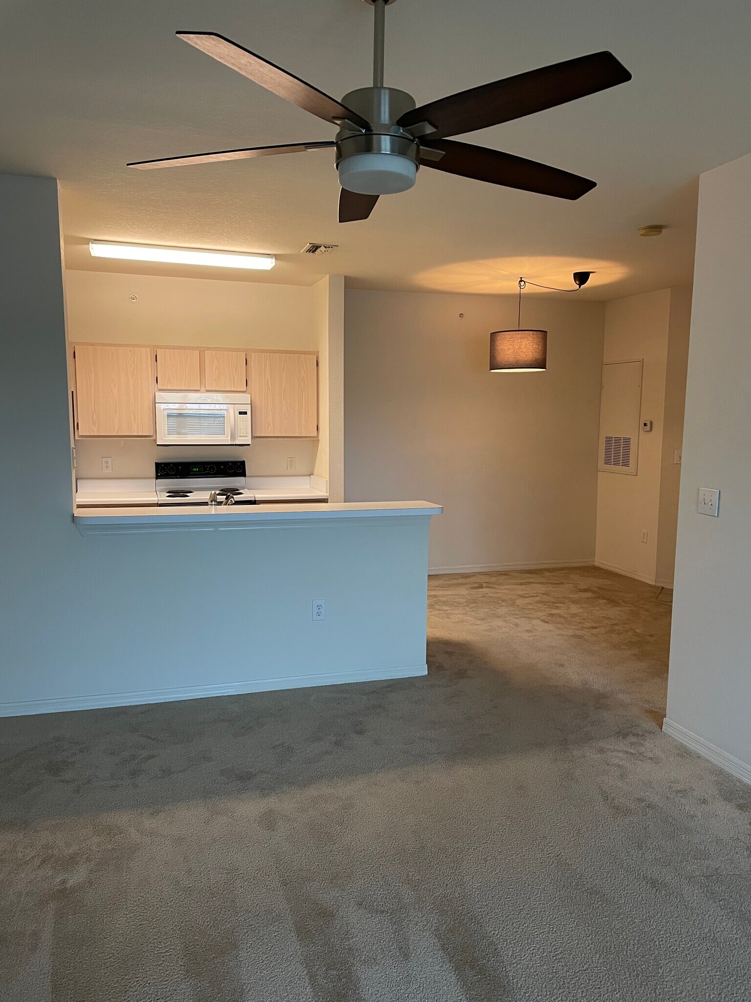 Building Photo - 5455 Vineland Rd