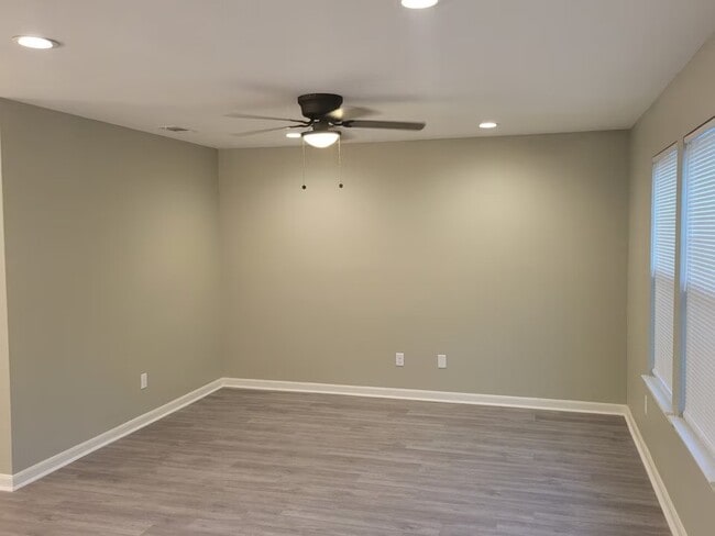 Building Photo - 7966 Fowlie St