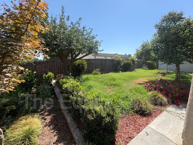 Building Photo - 3645 E Vista Dr