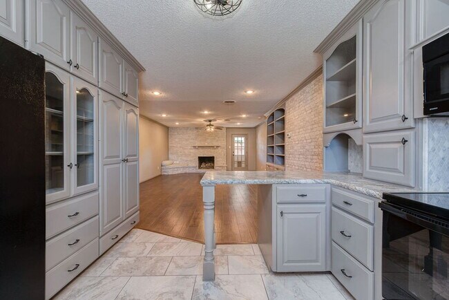 Building Photo - 3/2/2 in Excellent Location!