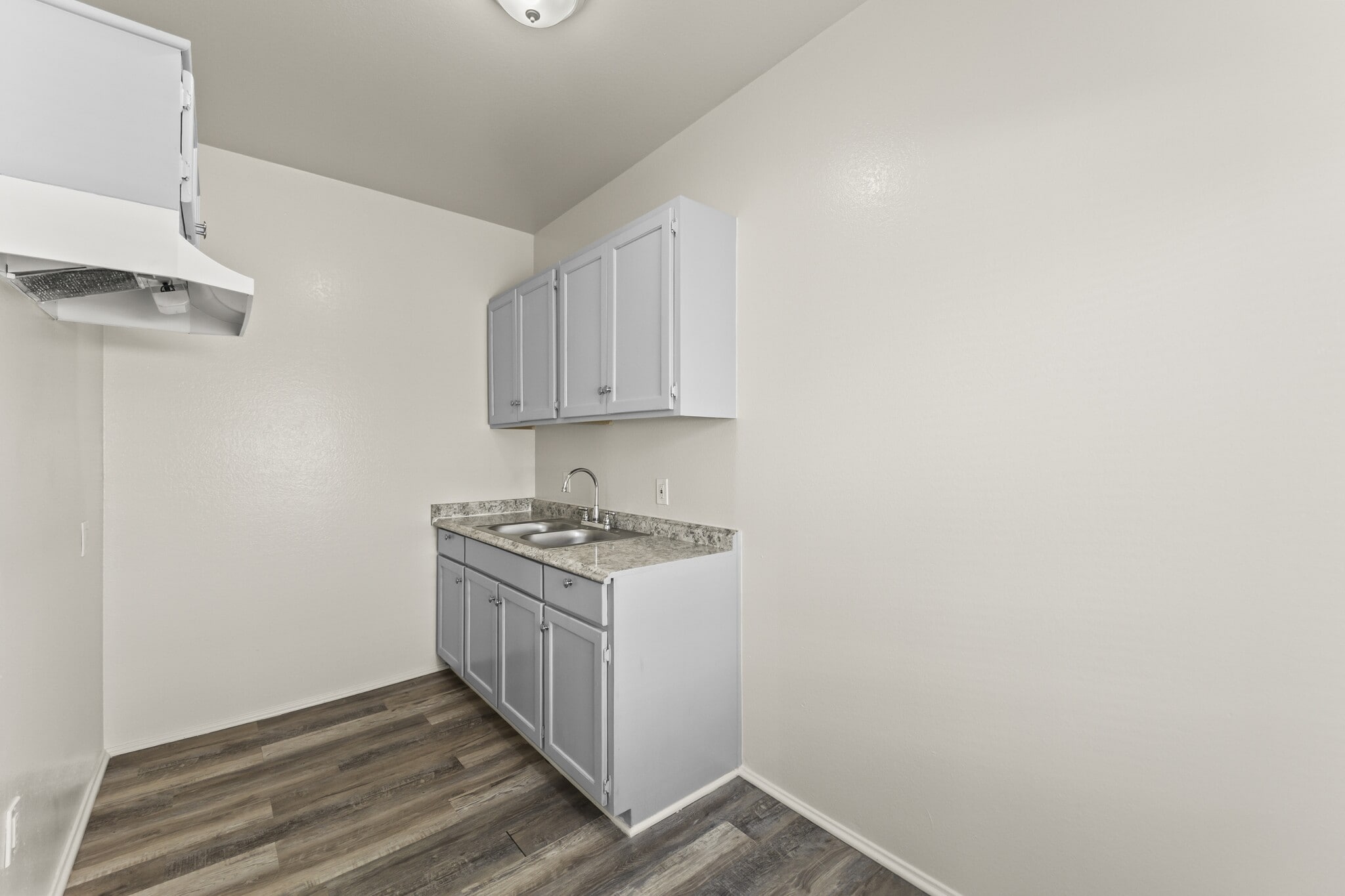 Building Photo - 842 W 83rd St