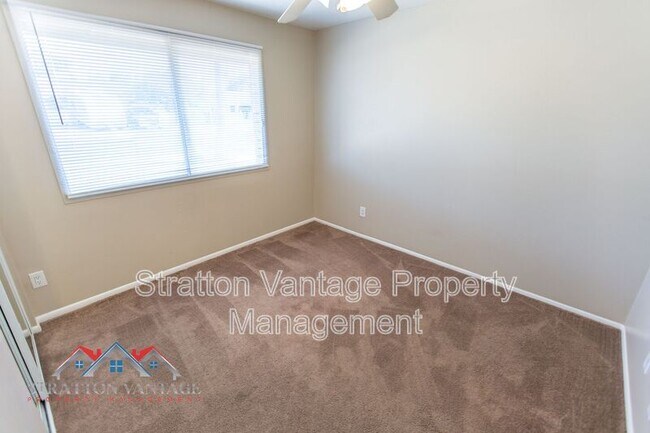 Building Photo - 704 E La Jolla Dr