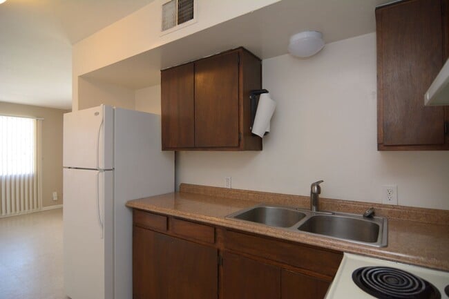 Building Photo - Charming 1 Bedroom 1 Bath Duplex! Great Ce...