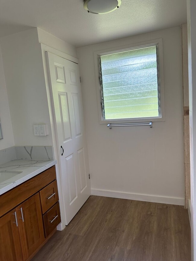 Building Photo - 3BR/2BA House with driveway and parking