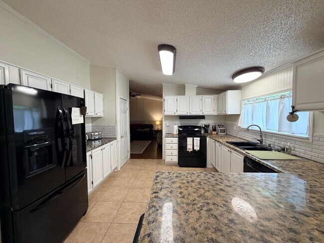 Building Photo - 7810 W Lakeshore Dr