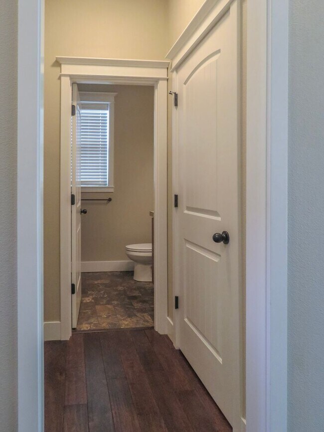 Building Photo - 5 Bedroom 3 Bathroom home available in New...