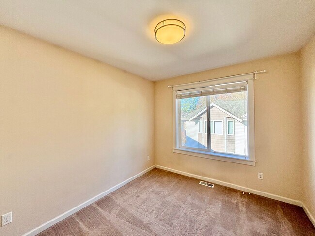 Building Photo - Modern New Construction 4b3b Townhome