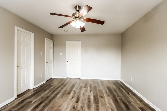 Building Photo - 1111 Richcrest Dr