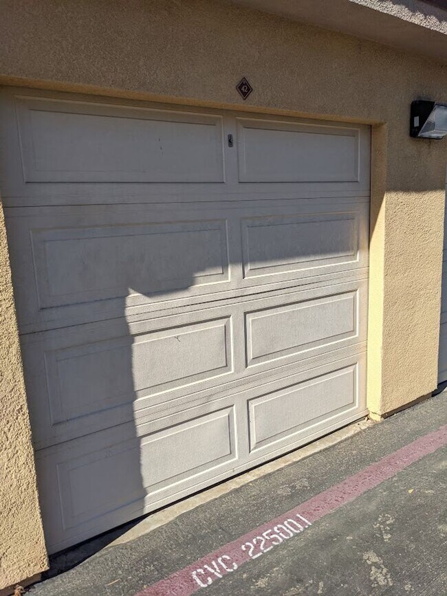 Building Photo - Beautiful 2 Bed/2Bath Lower Unit Condo with 1 Car Garage