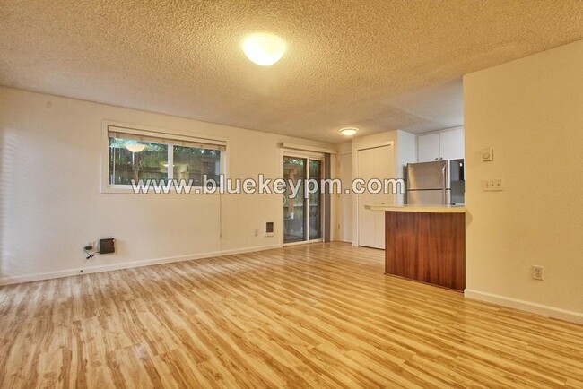 Building Photo - 2 Bed, 1 Bath Triplex in Sellwood-Moreland