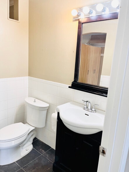 Building Photo - 925 30th Ave S