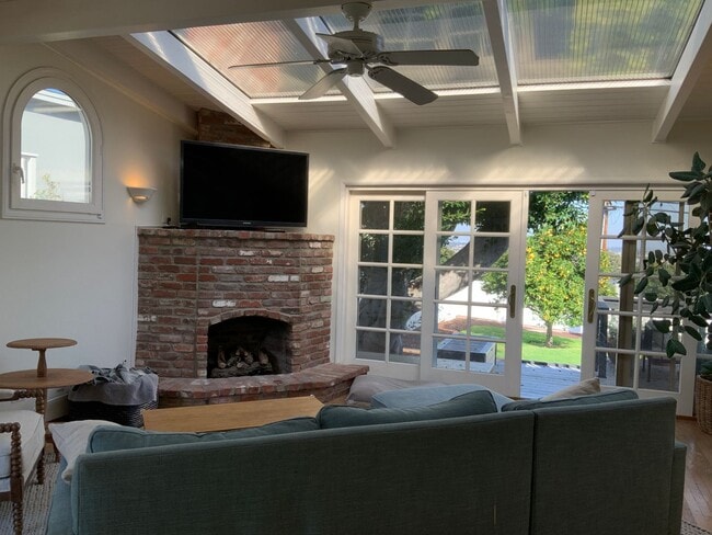 Building Photo - Beautiful single family home in Upper Holl...