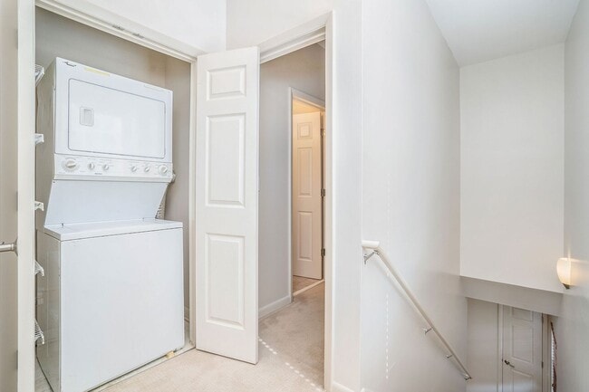 Building Photo - 2 bdrm, 2.5 bath Town Home steps away from...