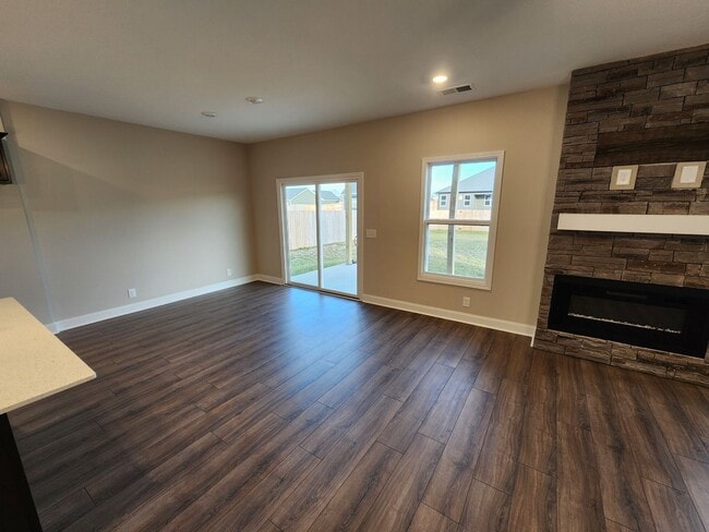 Building Photo - Welcome to Clarksville!