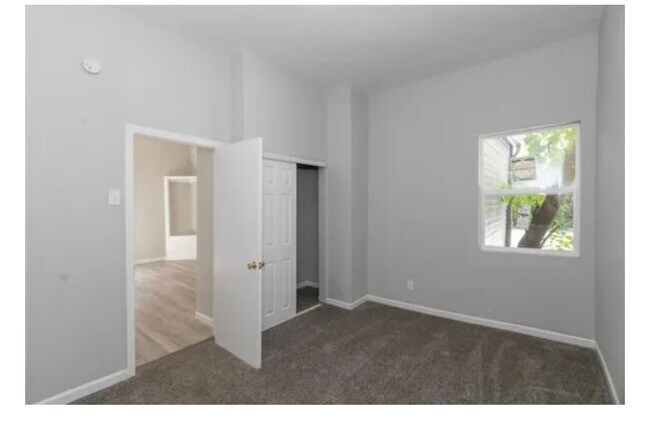 Building Photo - 1033 N Belmont Ave