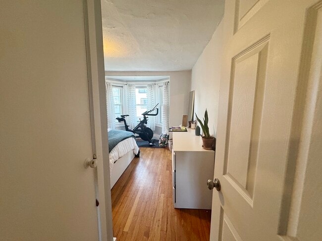 Building Photo - 643 Saratoga St