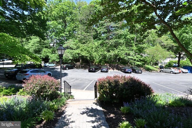 Building Photo - 2220 Springwood Dr